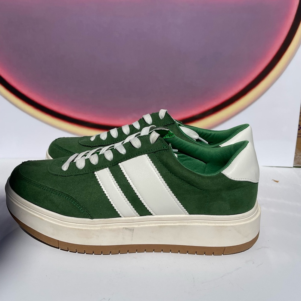MADDEN GIRL Size 9
WOMENS NAVIDA SNEAKER Green and White Sneakers